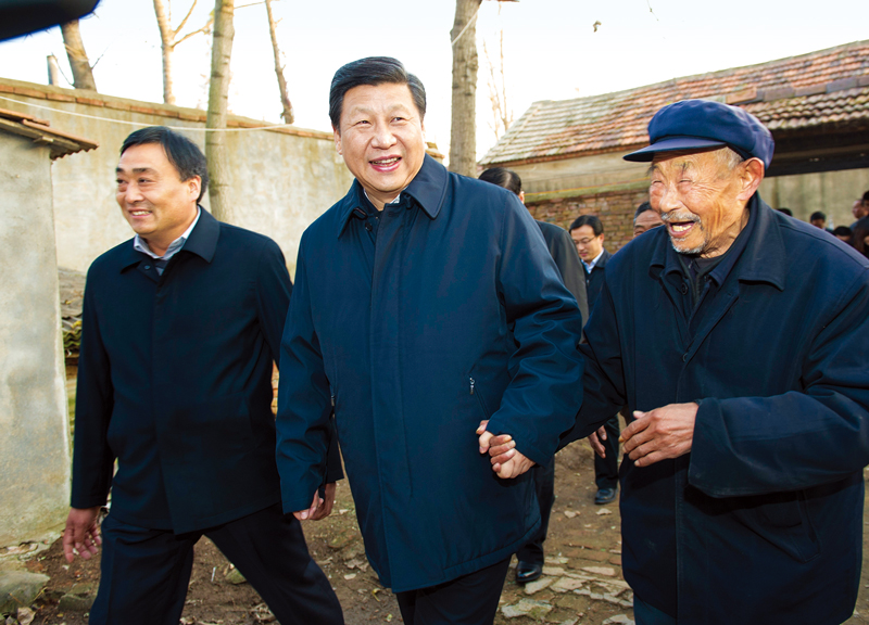 2013年11月24日至28日，中共中央总书记、国家主席、中央军委主席习近平在山东考察。 这是25日下午，习近平在地处沂蒙老区的临沭县曹庄镇朱村亲切地拉着83岁的“老支前”王克昌的手去他家看望。 新华社记者 谢环驰/摄